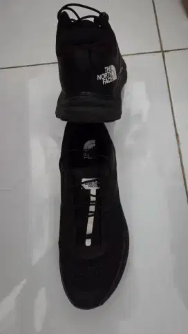 BU TNF Black White  sepatu Trail Run ori