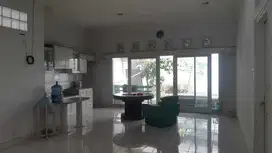 Rumah cocok untuk ruang usaha/cafe/ resto / kantor / tempat strategis