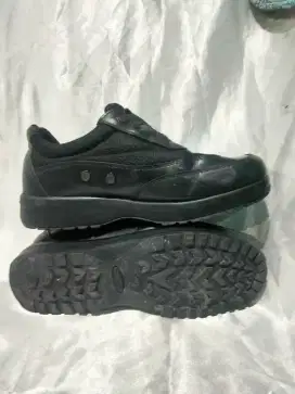 Sepatu Full Black Boa