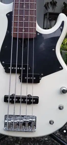 Jual gitar Bass tipe yamaha BB235,, 5 senar