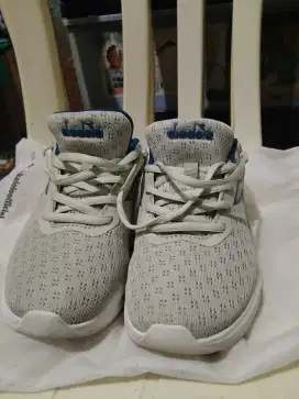 Mahar sepatu running diadora size 36