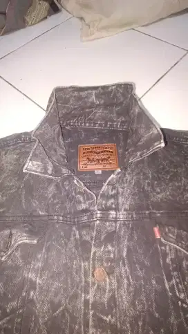 Jaket levis hitam