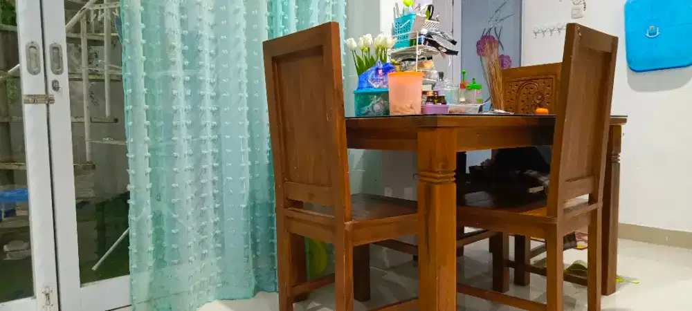 Meja makan Keluarga