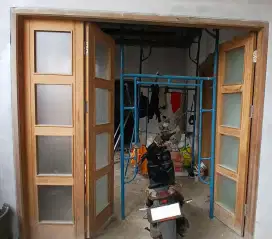 Dijual cepat kusen pintu garasi dan kusen 3 jendela. Kayu meranti oven