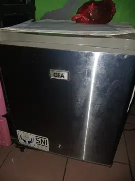 Minibar/kulkas mini GEA