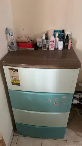 Lemari pakaian dan barang di jual 2 set langsung