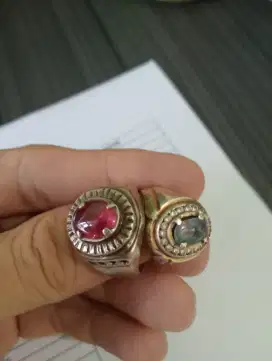 Permata merah dan biru ring perak