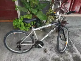 Sepeda gunung MTB merk United ring 26 orisinilan semi alloy siap gowes