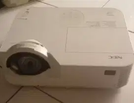 Proyektor NEC M302 ws