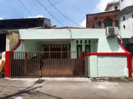 Dikontrakan Rumah dengan Garasi Mobil