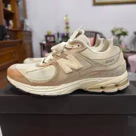Sepatu New Balance 2002R Warna Cream/Beige Size 40 (25 cm) Preloved
