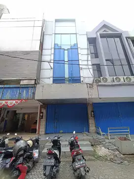 Disewakan Ruko Boulevard Barat – 3 Lantai, Luas 100 m², Hadap Selatan