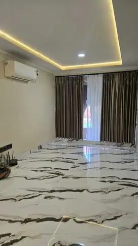 Disewakan Rumah Baru 3 Lantai di BCS – 6x15, Timur, 4+1 KT, 100 Juta/T