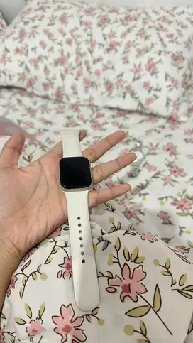 Apple Watch SE with Sport Band