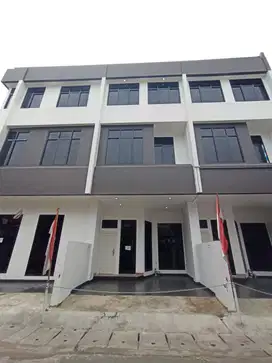 Dijual Rumah 3,5 lantai bangunan baru 10 menit dr PRJ