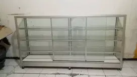 Dijual Etalase Bekas kondisi Masi bagus 2meter harga bisa di nego