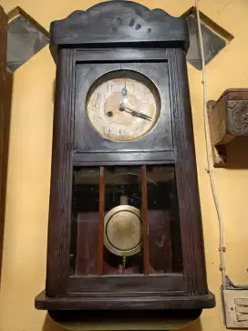 Jam dinding antik / jam jadul.