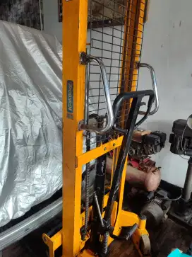 Stacker manual handlift