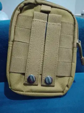 tas pinggang pria dan kacamata