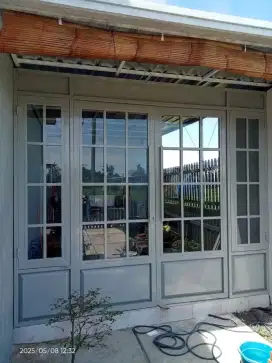 Pintu lipat Kaca
