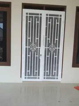 Pintu besi rumah minimalis