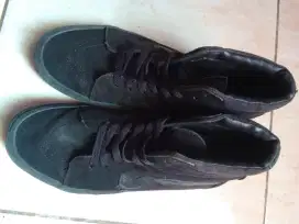 Sepatu pria warna hitam vans ukuran 41
