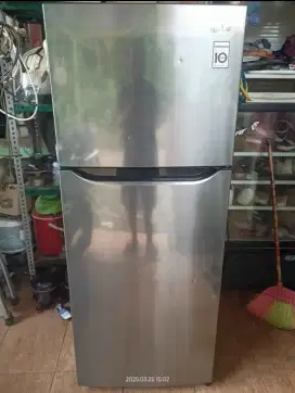 Kulka merk LG inverter 2 pintu sawangan pasir putih