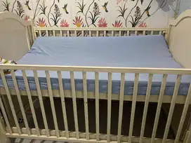 Tempat tidur bayi
