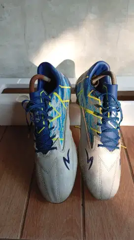Sepatu bola SPECS