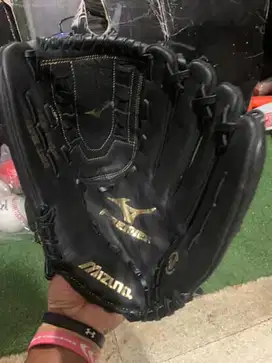 mizuno size 12,5 barang empuk enak di pake kondisi 95 persen bisa neg0