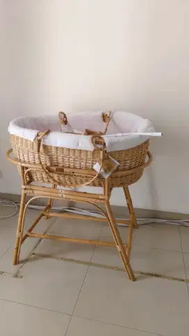 Tempat tidur bayi