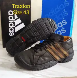Sepatu Outdoor Adidas Traxion size 43