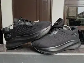running skecher full black sz 43