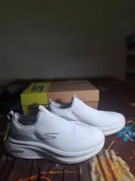Skechers Go run elevate (branded nike,adidad,puma]