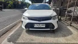 Toyota CAMRY V 2.5 AT 2017 PUTIH (Cash kredit Tukar Tambah)