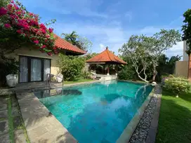 Villa Dengan Gaya Classic Dan Halaman Yang Luas Di Jimbaran Bali