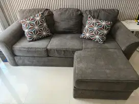 sofa ashley informa warna abu tua