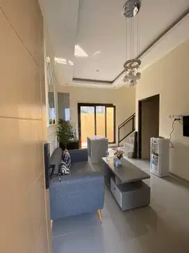 Di jual villa modern murah 3 lantai dekat alun alun