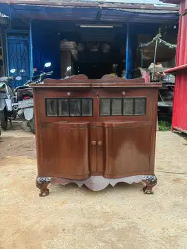 Lemari Antik Kaki Singa