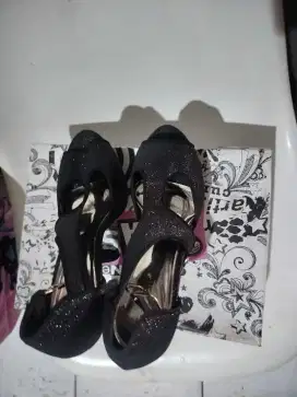dijual sepatu warna hitam