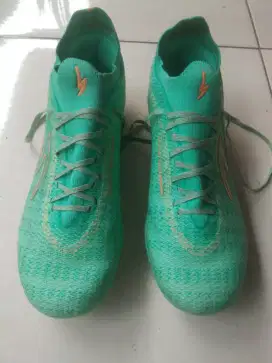 Sepatu Bola Specs