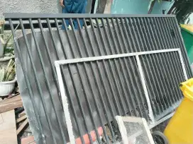 Pagar bekas warna hitam.