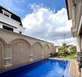 Dijual Rumah Mewah Desain Klasik di Tengah Kota Yogyakarta
