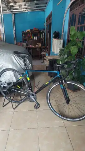 Sepeda roadbike polygon strattos s4 size m murah