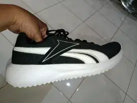 Sepatu Running PRELOVE REEBOK UK43