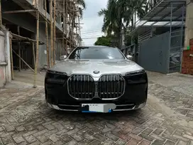 2024 BMW i7 xDrive60 Gran Lusso Black Sapphire on Amarone