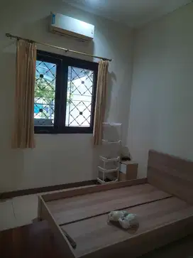 Sewa rumah semi furnished jl darmo baru timur