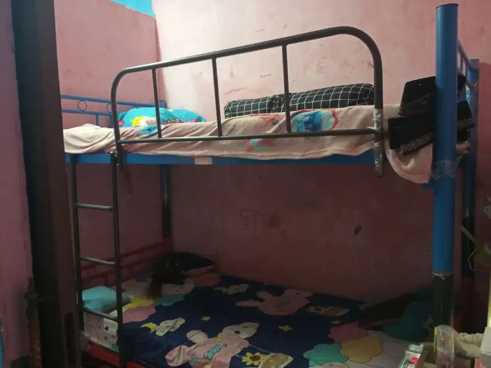 Ranjang susun 2 tingkat besi