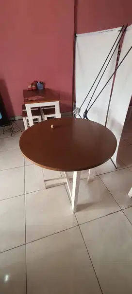 Meja Bulat & 2 Buah Kursi Sepaket