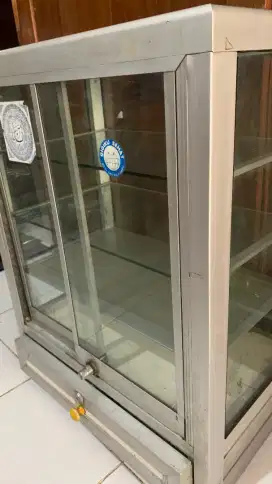 Etalase Kaca Alumunium